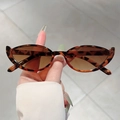 Stylish cat-eye tortoiseshell sunglasses with brown gradient lenses for a retro fashion look - Leopard Frame / Tea Lens