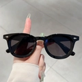 Gafas de sol negras con montura redonda, remaches plateados y lentes oscuros de moda - Montura Negra Lente Gris