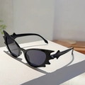 Detailaufnahme der schwarzen Y2K-Gothic-Sonnenbrille mit einzigartig gezackten Rahmenkanten - Schwarzer Rahmen Graue Gläser