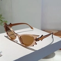 Detailansicht der markanten Flammen-Sonnenbrille mit braunen Gläsern und Spikes - Transparenter Tee-Rahmen Tee-Gläser