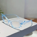 Detailansicht der hellblauen Sonnenbrille in Flammenform mit transparentem Kunstharzrahmen - Transparenter Blauer Rahmen Klare Gläser