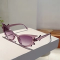 Detail der lila Fledermaus-Sonnenbrille mit Verlaufsgläsern und avantgardistischem Rahmen - Transparenter lila Rahmen mit lila Farbverlauf