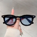 Gafas de sol retro de montura redonda negra con lentes azul claro y remaches plata - Montura Negra Lentes Azules