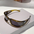Y2K sportliche teegrüne Sonnenbrille mit grauen Gläsern und ausgehöhltem Seitenrahmen - Olivgrüner Rahmen Graue Gläser