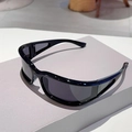 Schwarze Y2K Sportsonnenbrille mit breiten ausgeschnittenen Bügeln und grauen Gläsern - Schwarzer Rahmen Graue Gläser