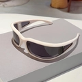 Y2K-Sportsonnenbrille mit weißem Rahmen und dunkelgrauen Gläsern für futuristischen Look - Cremeweißer Rahmen Graue Gläser