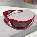Y2K Tech-Stil Sport Sonnenbrille mit leuchtend rotem Rahmen und dunklen Gläsern - Roter Rahmen Graue Gläser