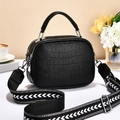 Sac à main noir à motif crocodile avec bandoulière tissée noire et blanche élégante - Noir