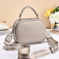 Détail du sac à main gris effet crocodile avec double fermeture et sangle tissée - Gris