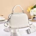 Détail du sac blanc à motif crocodile avec double zip et bandoulière géométrique - Blanc Cassé