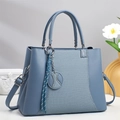 Détail du sac à main bleu avec pendentif sphérique et bandoulière réglable chic - Bleu