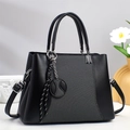 Sac à main chic en cuir synthétique noir avec empiècement gris et accessoire de charme - Noir