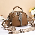 Borsa a mano marrone texture litchi con tripla cerniera e ampia tracolla con motivo chic - 25x17x13cm / Marrone