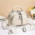 Borsa a tracolla alla moda in pelle beige con ciondolo a palloncino e tracolla larga - 25x17x13cm / Bianco Sporco