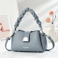 Dettaglio borsa in pelle blu grigiastro con manico arricciato e fibbia in metallo argento - Blu