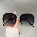 Gafas de sol cuadradas de metal en negro y oro con lentes de degradado oscuro - Montura Negra y Dorada Lentes Grises Degradadas