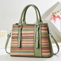 Dettaglio ravvicinato della borsa tote in paglia arcobaleno con finiture in pelle verde - Onda Multicolore Con Verde (Verde 2)