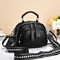 Elegante borsa a tracolla in pelle nera martellata con ampia tracolla a motivi geometrici - Nero
