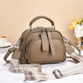 Borsa a tracolla in pelle grana con tre zip e tracolla in stile etnico - Cachi