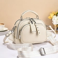Borsa a tracolla beige chic con trama litchi, tracolla jacquard e finiture argento - Bianco Sporco