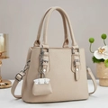 Elegante borsa a mano in pelle beige testurizzata con doppi manici e tracolla regolabile - Cachi Chiaro