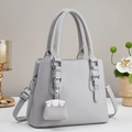 Sac à main élégant en cuir gris clair à grain litchi avec boucles argentées - Gris