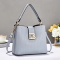 Sac seau bleu à texture tressée, boucle B dorée et bandoulière réglable amovible - Bleu