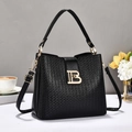Sac à bandoulière noir texture litchi avec boucle B dorée et sangle réglable - Noir