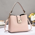 Sac seau rose pâle en cuir grainé avec boucle dorée en B et texture tressée - Rose