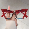 Occhiali anti luce blu cat-eye con montatura sfumata rossa e blu su sfondo marmo - Sfumatura Rosso Blu