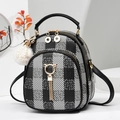 Mini mochila de mujer a cuadros blancos y negros con cierre de gato dorado y borlas - Negro