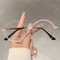 Lunettes de soleil rondes rétro avec monture asymétrique rose et dorée élégante - Monture rose avec verre transparent