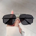 Unregelmäßige Doppelsteg-Aviator-Sonnenbrille mit dunklem Metallrahmen und Gläsern - Gewehrfarbener Rahmen Schwarzgraue Linse