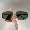 Minimalistische Doppelsteg-Sonnenbrille mit goldenem Metallrahmen und dunkelgrünen Gläsern - Goldener Rahmen Grüne Linse Leopard-Bügel