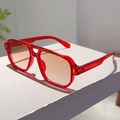 Detalle de gafas aviador rojas trasparentes con bisagras metálicas y lentes degradadas - Marco Rojo Transparente Lentes Rosas Degradadas