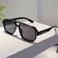 Detalle de gafas de sol aviador negras de doble puente con remaches dorados en podio - Montura Negra Lentes Gris Negro