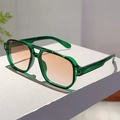 Detalle de gafas de sol aviador retro con montura verde transparente y lentes marrón claro - Marco Verde Transparente Lentes Rosas Degradadas