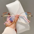 Dettaglio montatura cat-eye in metallo dorato con accenti arancioni e aste rosa pastello - Montatura Oro Bordo Arancione Astina Rosa
