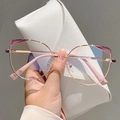 Dettaglio montatura occhio di gatto oro rosa con custodia in pelle e lenti anti luce blu - Montatura Oro Rosa Bordo Rosa Shocking Astina Rosa Shocking