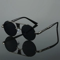 Détail de lunettes de soleil rondes rétro avec double pont en métal et design quadrillé - Monture Argentée Verre Noir