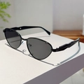 Detailansicht der schwarzen Cat-Eye-Sonnenbrille mit geometrischen Bügeln - Schwarzer Rahmen Graue Gläser