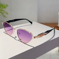 Nahaufnahme der Katzenaugen-Sonnenbrille mit lila Verlaufsgläsern und Goldrahmen - Goldrahmen Farbverlauf Lila Gläser