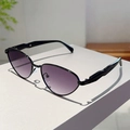 Détail de lunettes de soleil œil-de-chat noires avec verres dégradés violets et branches - Monture Noir Verre Dégradé Violet