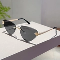 Détail de lunettes de soleil œil-de-chat sans monture avec charnières dorées et verres gris - Monture Dorée Verres Gris