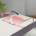 Détail de lunettes de soleil œil-de-chat sans monture avec verres roses et décor léopard doré - Monture Dorée Verres Dégradés Roses