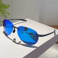 Detalle de gafas de sol aviador sin montura con lentes polarizadas de espejo azul - Marco Negro Lentes de Espejo Azul