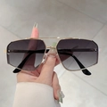 Goldene Aviator-Sonnenbrille mit grauen Verlaufsgläsern und Bügeln mit Rautenmuster - Goldener Rahmen Graue Verlaufsgläser