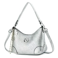 Détail du sac à bandoulière argenté tissé avec pendentif raquette de tennis - Argenté