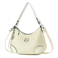Gros plan sur un sac beige à texture tressée avec logo métallique et breloque en maille - Blanc