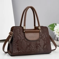 Sac à main marron pour femme avec motif serpent et détails métalliques dorés - café